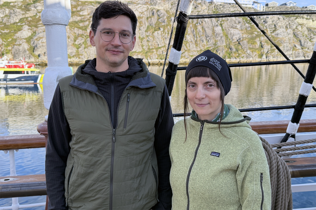 To personer står på dekk av et skip.